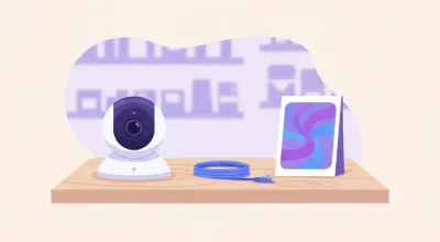 Ilustración de una cámara EZVIZ C6N con base giratoria sobre un estante, junto a un cable de red y un cartel de mostrador de comercio