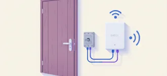 Ilustración de un relé de red Wi-Fi tipo Shelly instalado junto a una cerradura eléctrica en la puerta del depósito de un comercio
