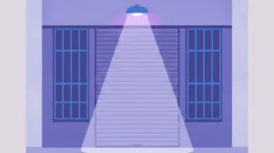 Ilustración del frente de un local de noche con la persiana metálica baja, rejas en la vidriera y un foco de luz encendido sobre la entrada