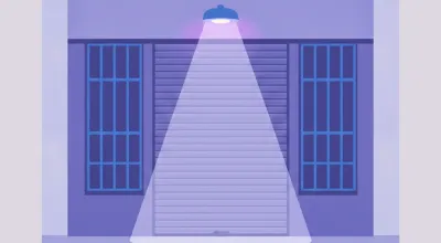 Ilustración del frente de un local de noche con la persiana metálica baja, rejas en la vidriera y un foco de luz encendido sobre la entrada
